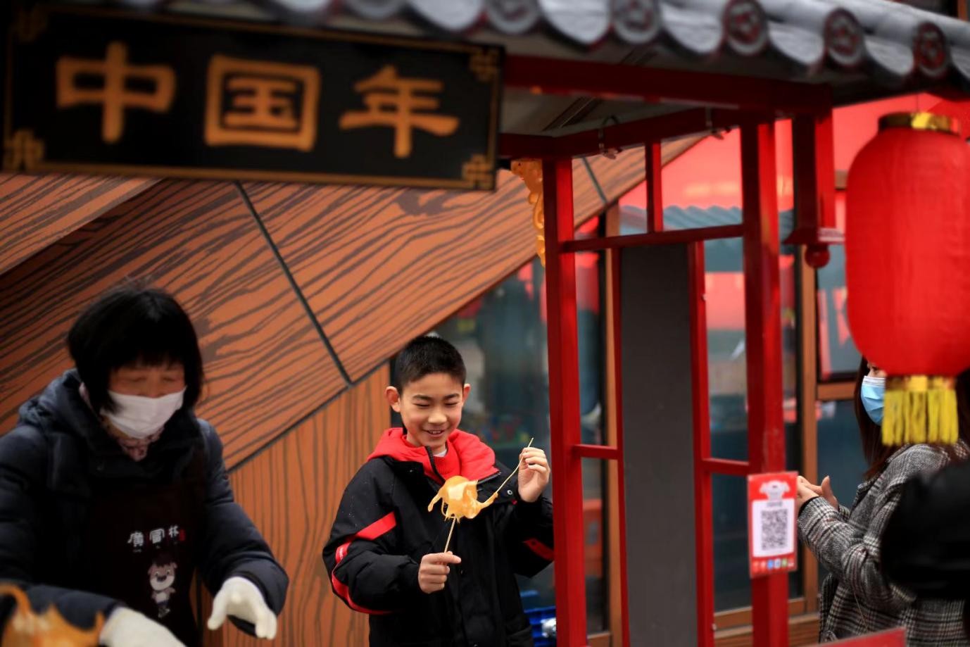 我在中国过大年|玩雪、涮肉、吃糖葫芦......马来西亚一家三口感受北京年味儿